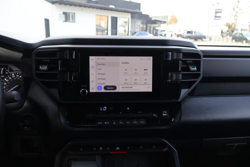 Toyota Tundra Vehicle Full-screen Gallery Image 30