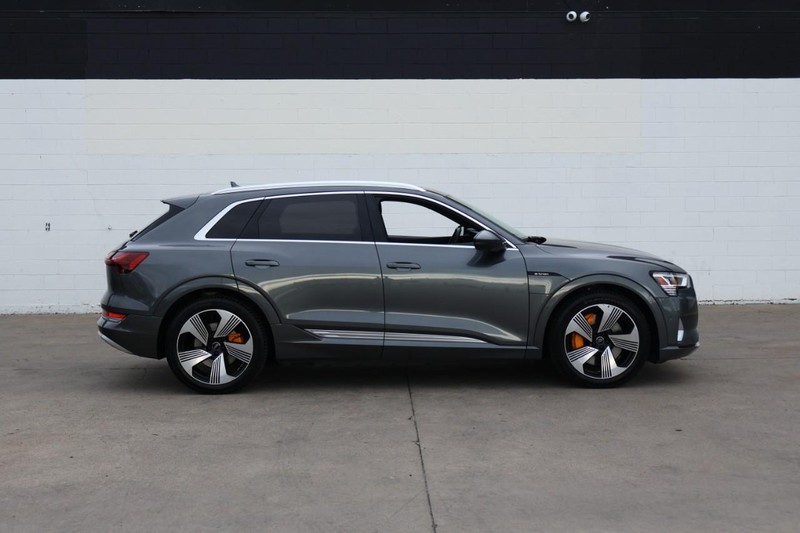 Audi e-tron Vehicle Full-screen Gallery Image 04