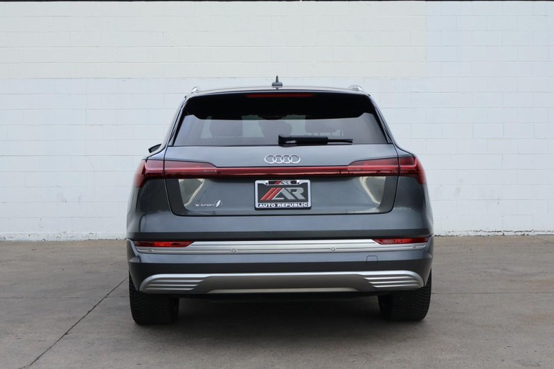 Audi e-tron Vehicle Full-screen Gallery Image 06