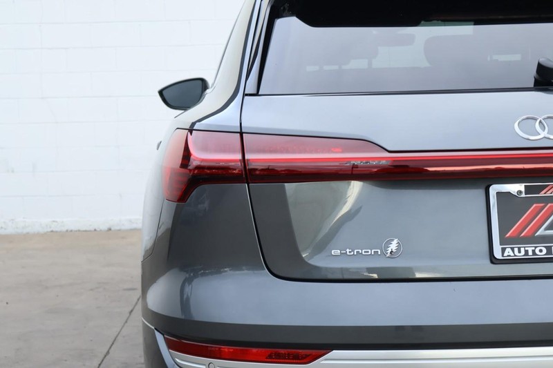 Audi e-tron Vehicle Full-screen Gallery Image 07