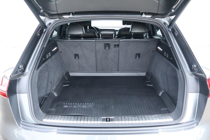 Audi e-tron Vehicle Full-screen Gallery Image 09