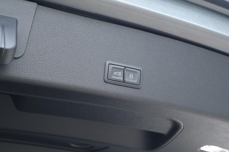 Audi e-tron Vehicle Full-screen Gallery Image 10