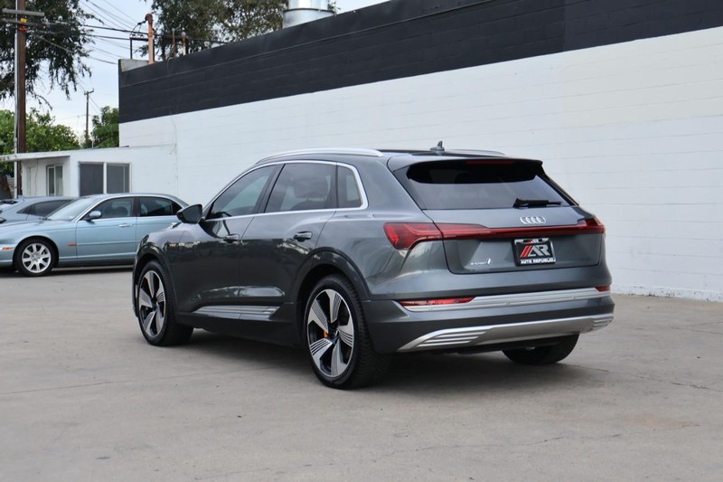 Audi e-tron Vehicle Full-screen Gallery Image 11