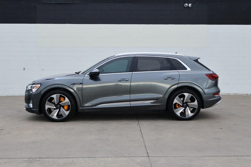 Audi e-tron Vehicle Full-screen Gallery Image 12