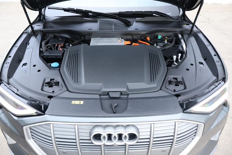 Audi e-tron Vehicle Full-screen Gallery Image 14