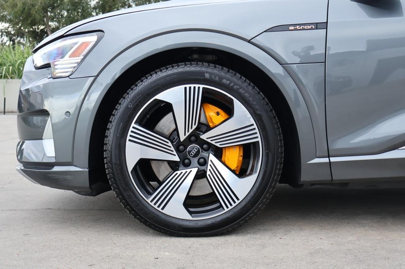 Audi e-tron Vehicle Full-screen Gallery Image 15