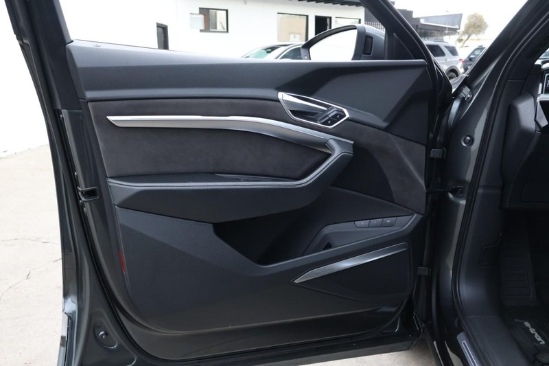 Audi e-tron Vehicle Full-screen Gallery Image 16