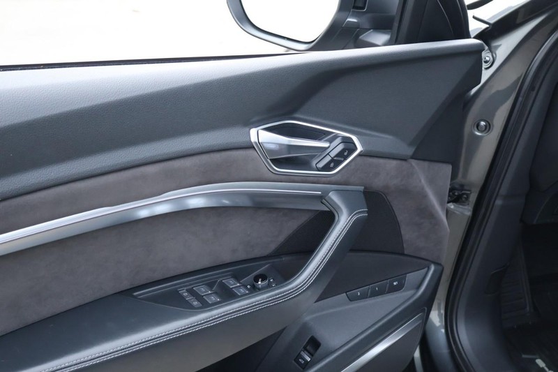 Audi e-tron Vehicle Full-screen Gallery Image 17