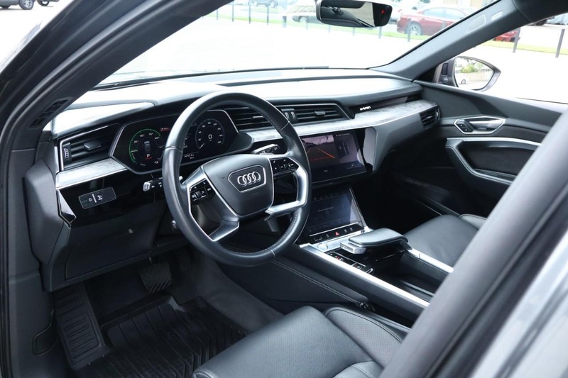 Audi e-tron Vehicle Full-screen Gallery Image 18
