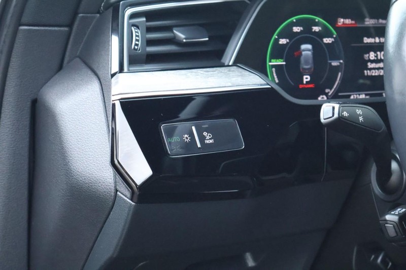 Audi e-tron Vehicle Full-screen Gallery Image 19