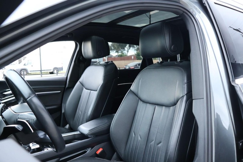 Audi e-tron Vehicle Full-screen Gallery Image 21