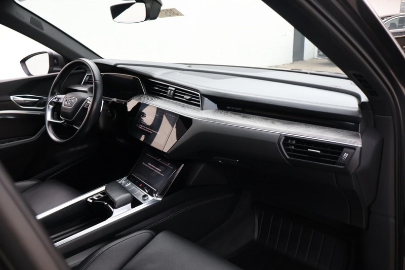 Audi e-tron Vehicle Full-screen Gallery Image 23