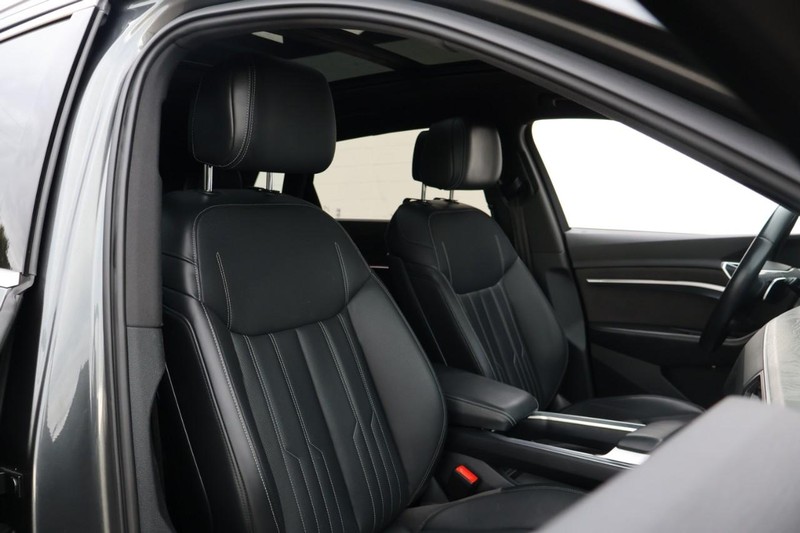 Audi e-tron Vehicle Full-screen Gallery Image 25