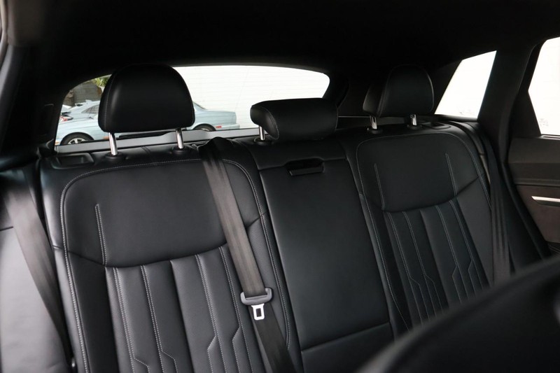 Audi e-tron Vehicle Full-screen Gallery Image 26