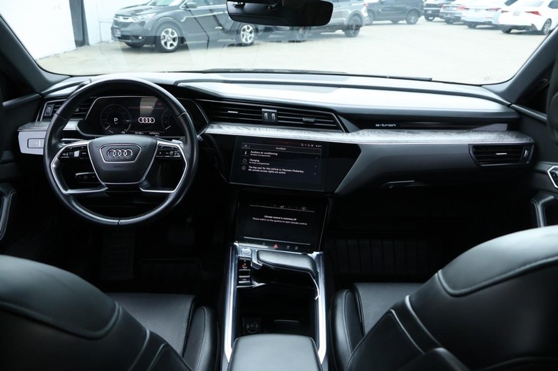 Audi e-tron Vehicle Full-screen Gallery Image 28