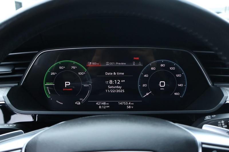 Audi e-tron Vehicle Full-screen Gallery Image 29