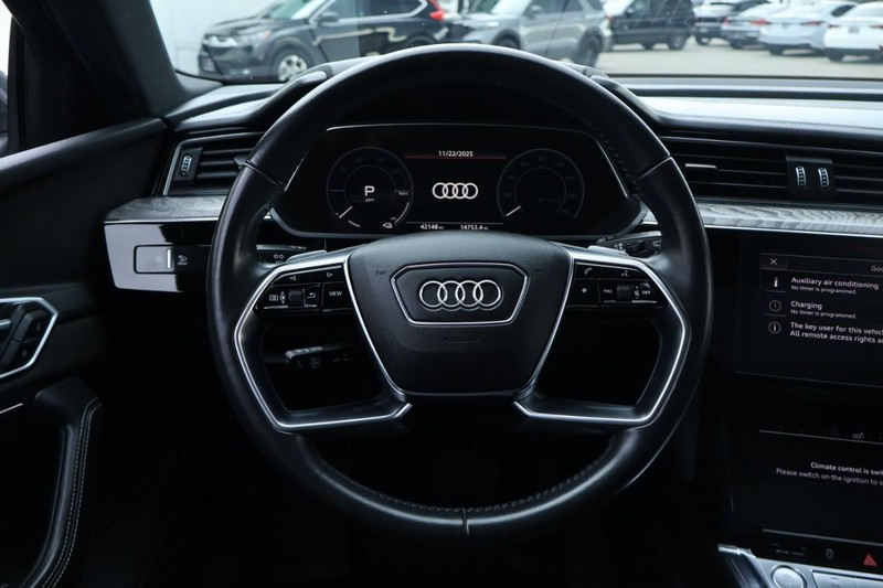 Audi e-tron Vehicle Full-screen Gallery Image 31