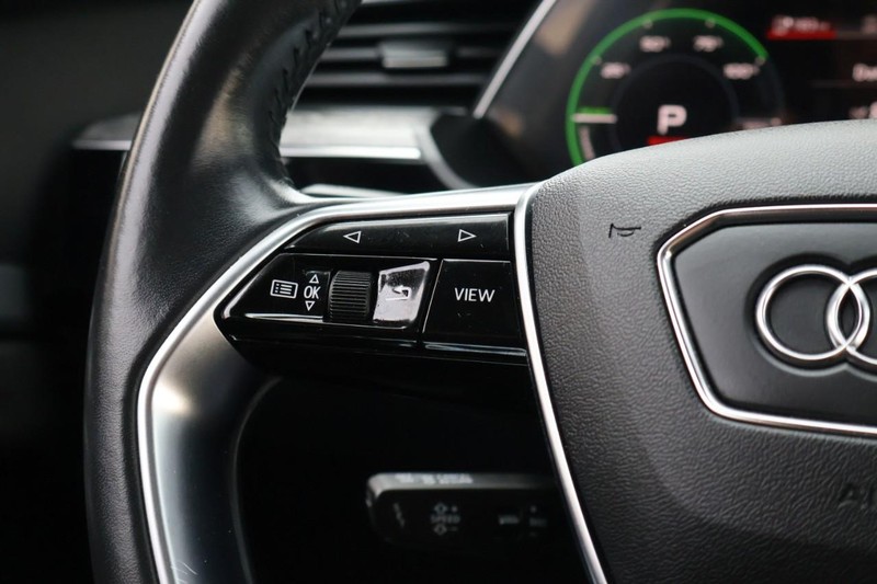 Audi e-tron Vehicle Full-screen Gallery Image 32