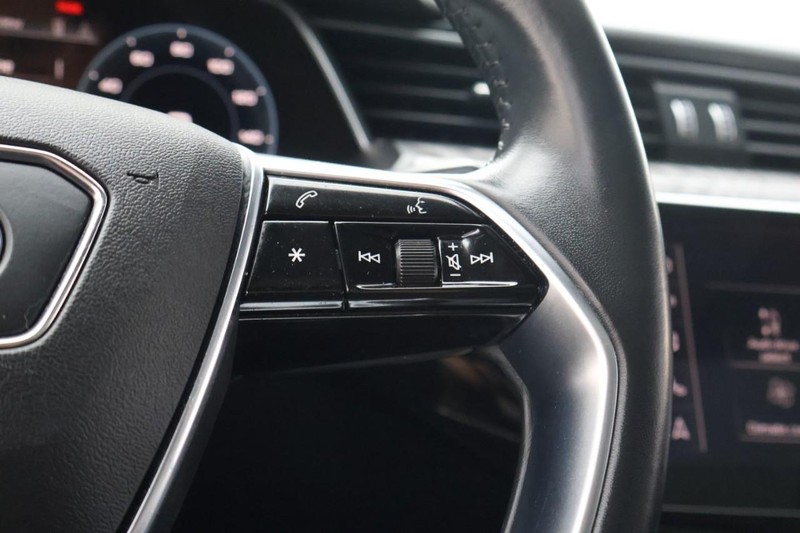 Audi e-tron Vehicle Full-screen Gallery Image 33