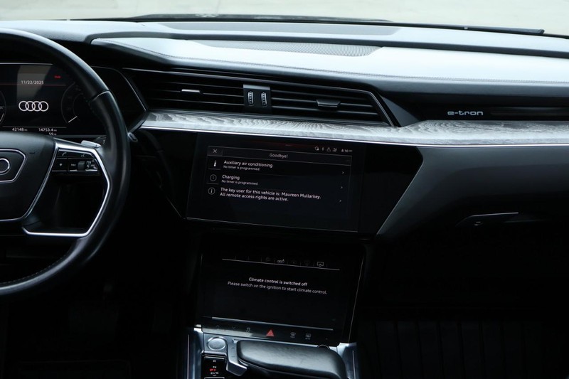 Audi e-tron Vehicle Full-screen Gallery Image 34