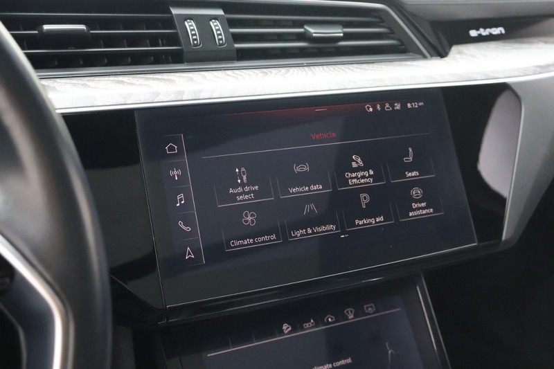 Audi e-tron Vehicle Full-screen Gallery Image 35