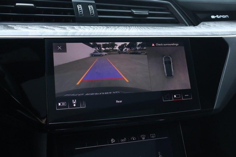 Audi e-tron Vehicle Full-screen Gallery Image 36