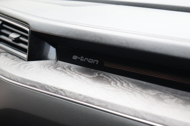 Audi e-tron Vehicle Full-screen Gallery Image 38