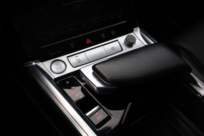 Audi e-tron Vehicle Full-screen Gallery Image 39