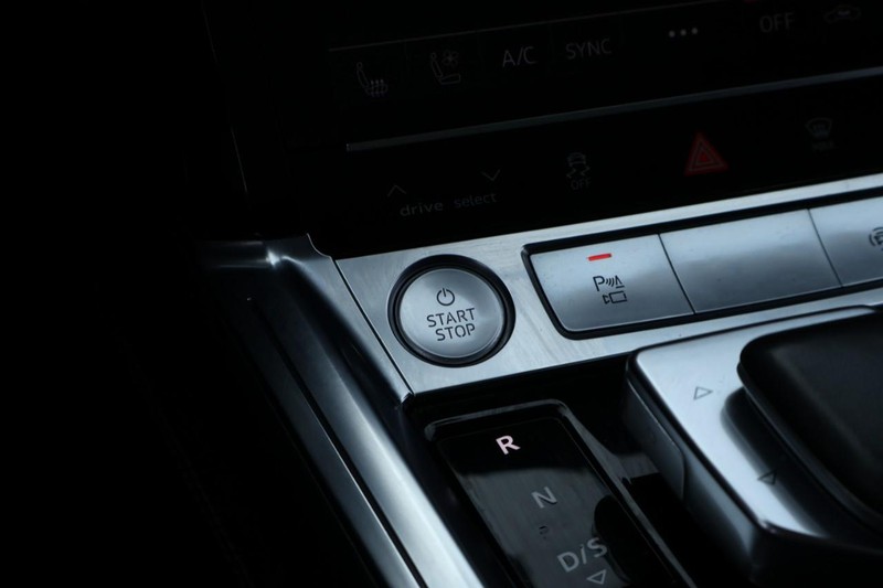 Audi e-tron Vehicle Full-screen Gallery Image 40