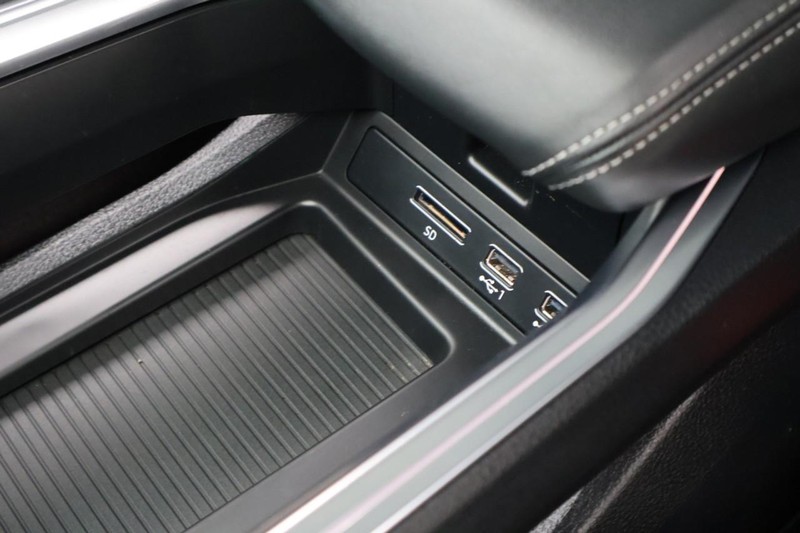 Audi e-tron Vehicle Full-screen Gallery Image 41