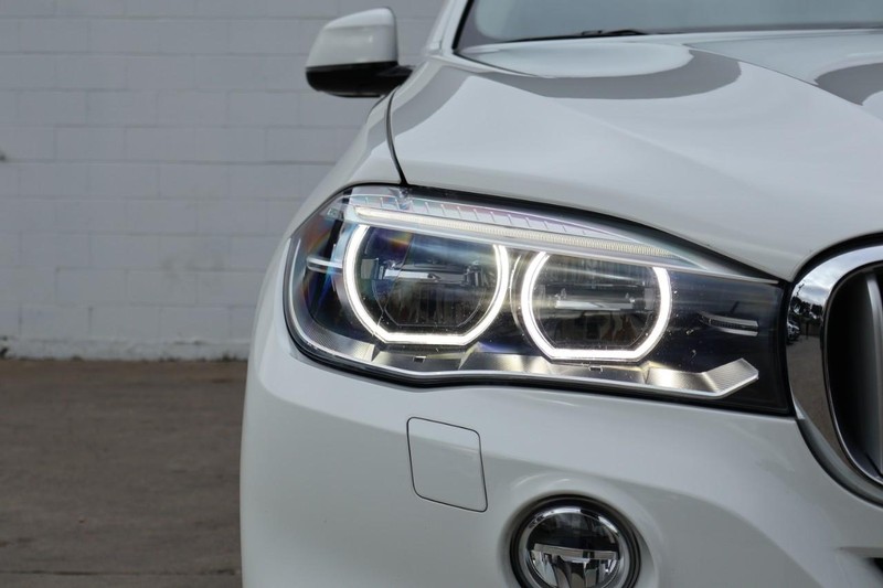 BMW X5 Vehicle Full-screen Gallery Image 03