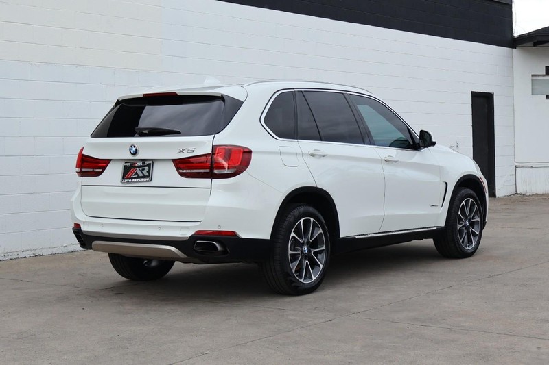 BMW X5 Vehicle Full-screen Gallery Image 05