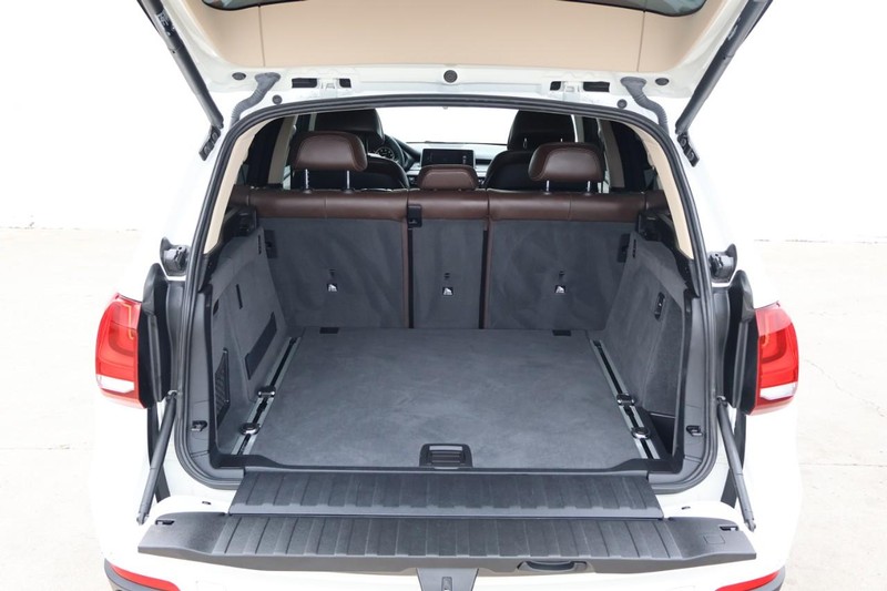 BMW X5 Vehicle Full-screen Gallery Image 10