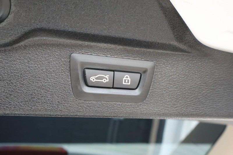 BMW X5 Vehicle Full-screen Gallery Image 11