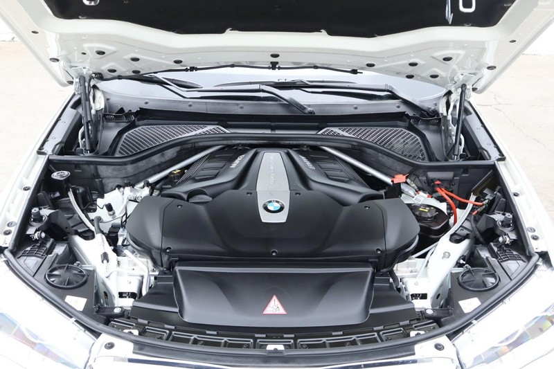 BMW X5 Vehicle Full-screen Gallery Image 15