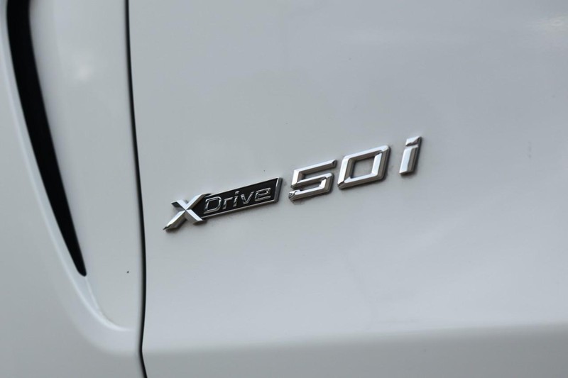 BMW X5 Vehicle Full-screen Gallery Image 17