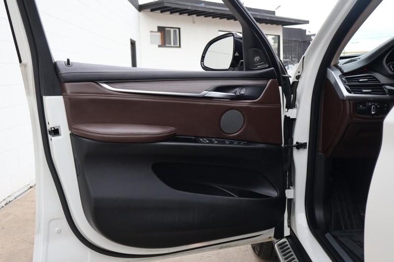 BMW X5 Vehicle Full-screen Gallery Image 18