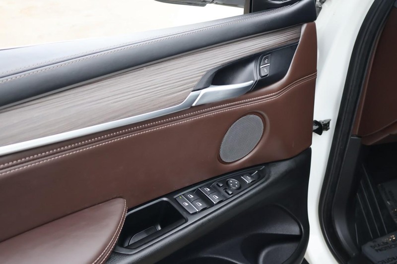 BMW X5 Vehicle Full-screen Gallery Image 19