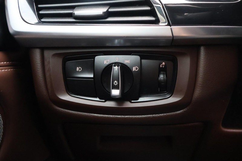 BMW X5 Vehicle Full-screen Gallery Image 21