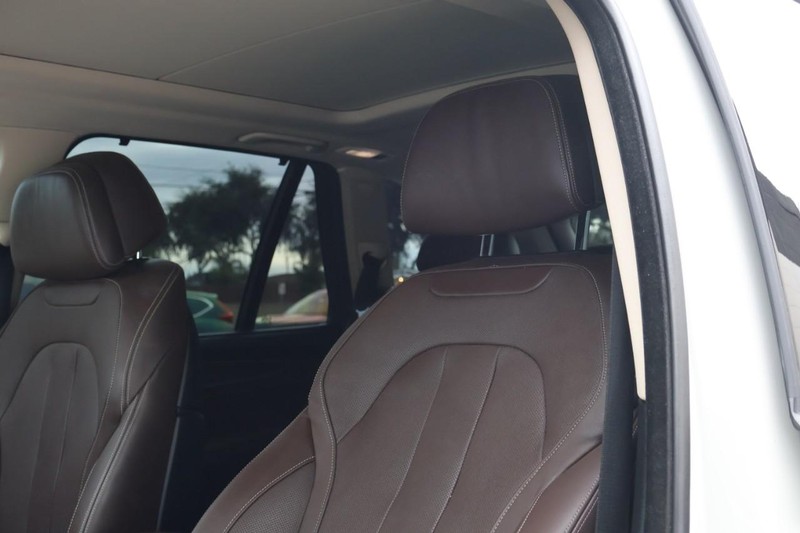 BMW X5 Vehicle Full-screen Gallery Image 24