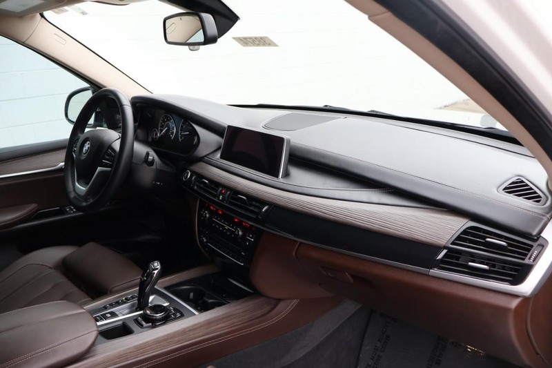 BMW X5 Vehicle Full-screen Gallery Image 25