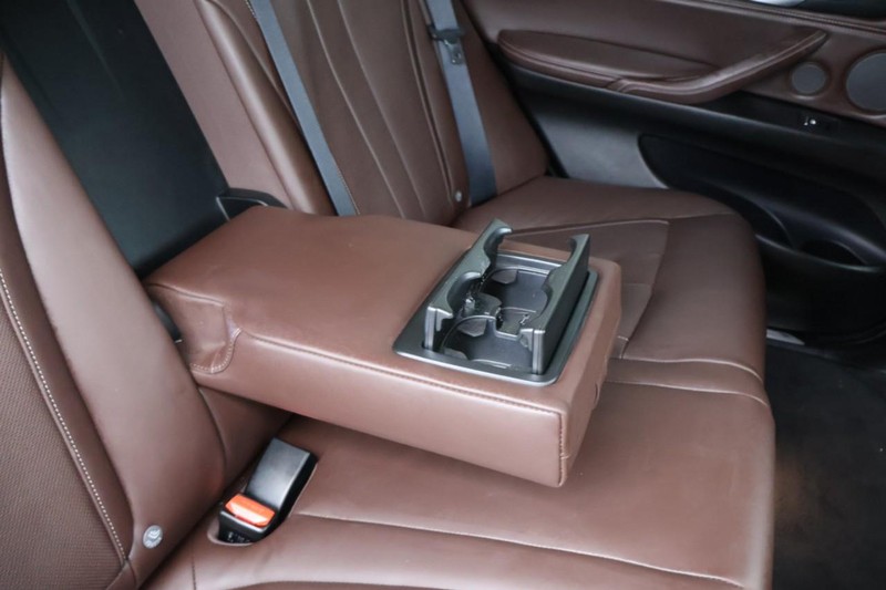 BMW X5 Vehicle Full-screen Gallery Image 29