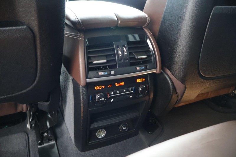 BMW X5 Vehicle Full-screen Gallery Image 30