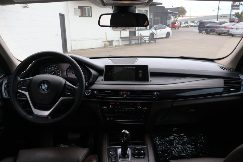 BMW X5 Vehicle Full-screen Gallery Image 31