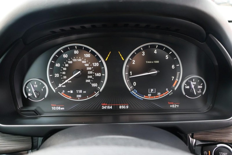 BMW X5 Vehicle Full-screen Gallery Image 32