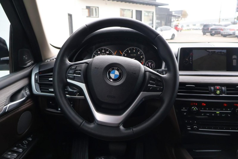 BMW X5 Vehicle Full-screen Gallery Image 33