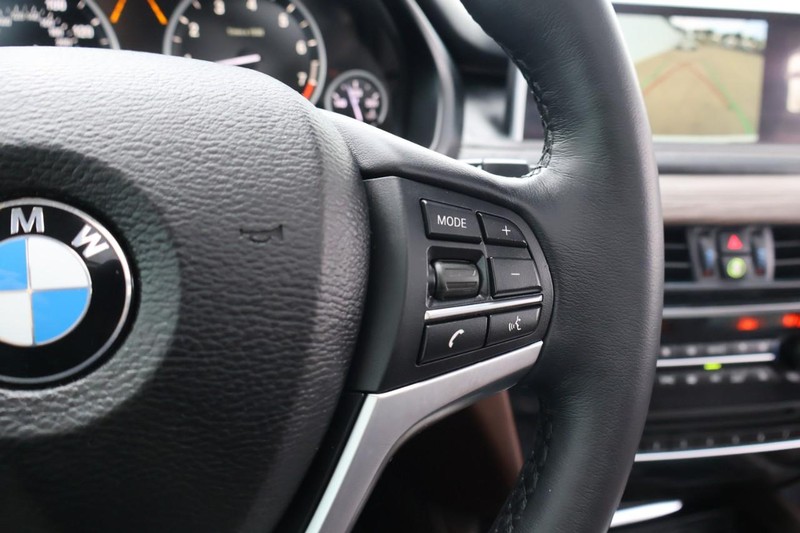 BMW X5 Vehicle Full-screen Gallery Image 35