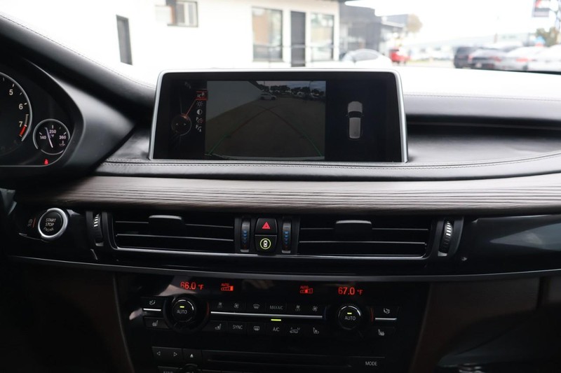 BMW X5 Vehicle Full-screen Gallery Image 37