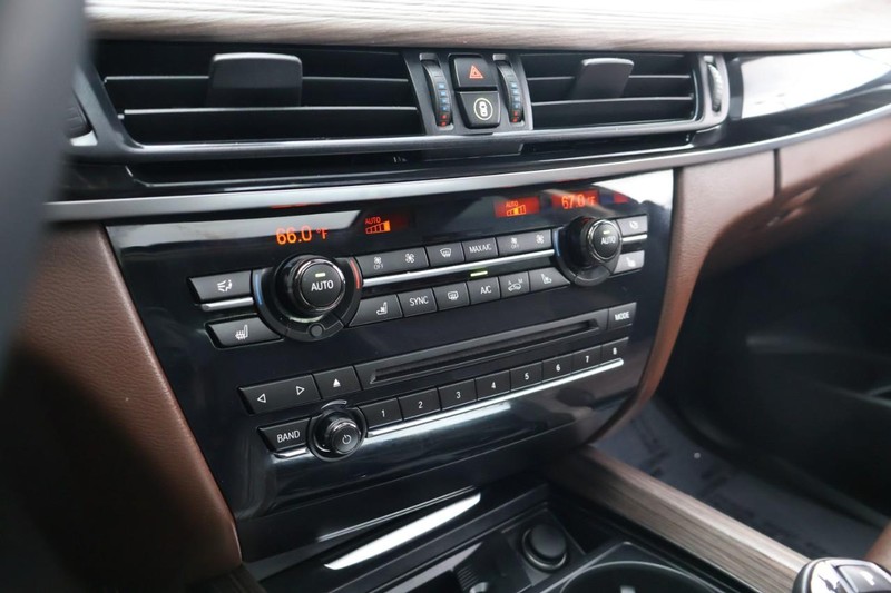 BMW X5 Vehicle Full-screen Gallery Image 40