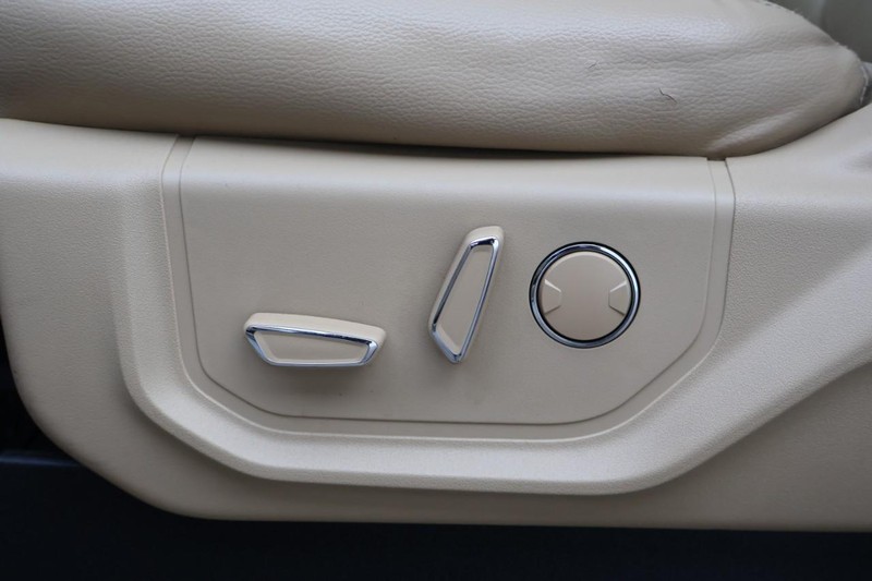 Ford F-150 Vehicle Full-screen Gallery Image 17